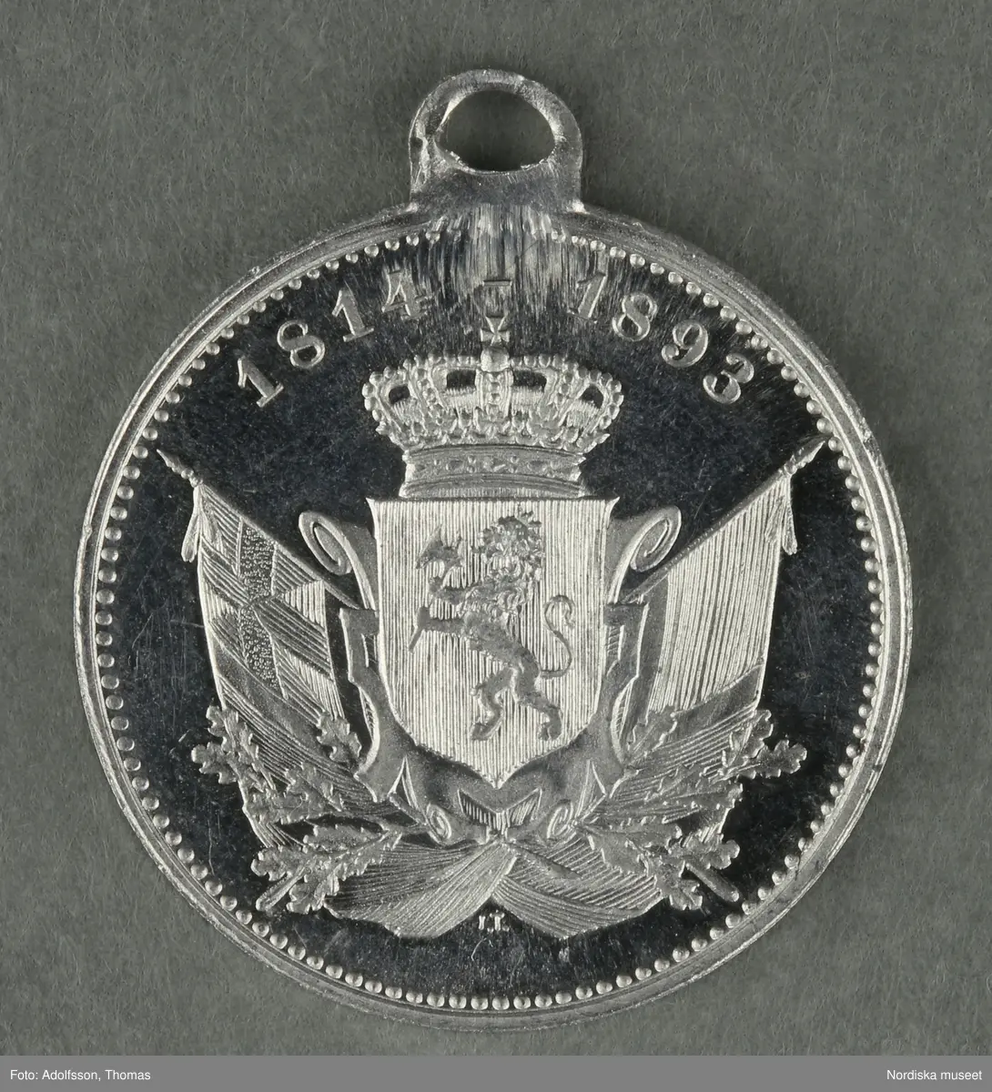 Huvudliggaren:
"a-y, Minnesmedaljer, norska, över den 17 maj; av aluminium (1 av vit metall) 24 st. från åren 1884-1907.
Gåva 28/5 1907. Läffler, Fritz, professor, Djursholm."