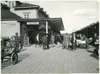 Västerås, Munkängen.
Resenärer vid Centralstationen, 1937.