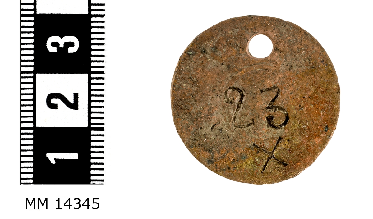 Bricka, verktygs-. Av koppar.
Består av 1/4 skilling från tiden kring 1820.
Mynten uppborrade och stämplade  med följande nummer.
14345 nummer 23
14346 nummer 438
14347 nummer 455
14348 nummer 496
14349 nummer 7484