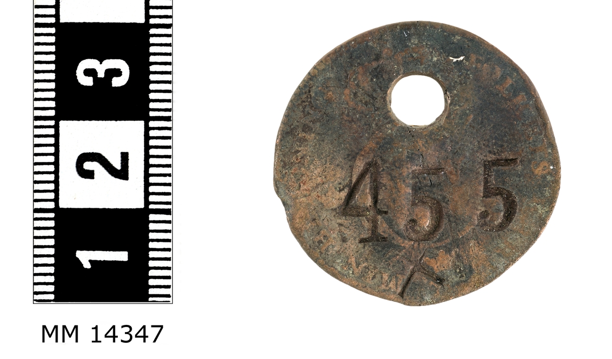 Bricka, verktygs-. Av koppar.
Består av 1/4 skilling från tiden kring 1820.
Mynten uppborrade och stämplade  med följande nummer.
14345 nummer 23
14346 nummer 438
14347 nummer 455
14348 nummer 496
14349 nummer 7484