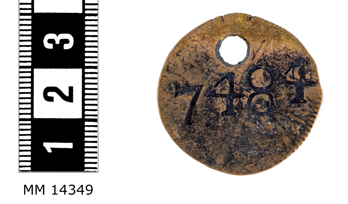 Bricka, verktygs-. Av koppar.
Består av 1/4 skilling från tiden kring 1820.
Mynten uppborrade och stämplade  med följande nummer.
14345 nummer 23
14346 nummer 438
14347 nummer 455
14348 nummer 496
14349 nummer 7484