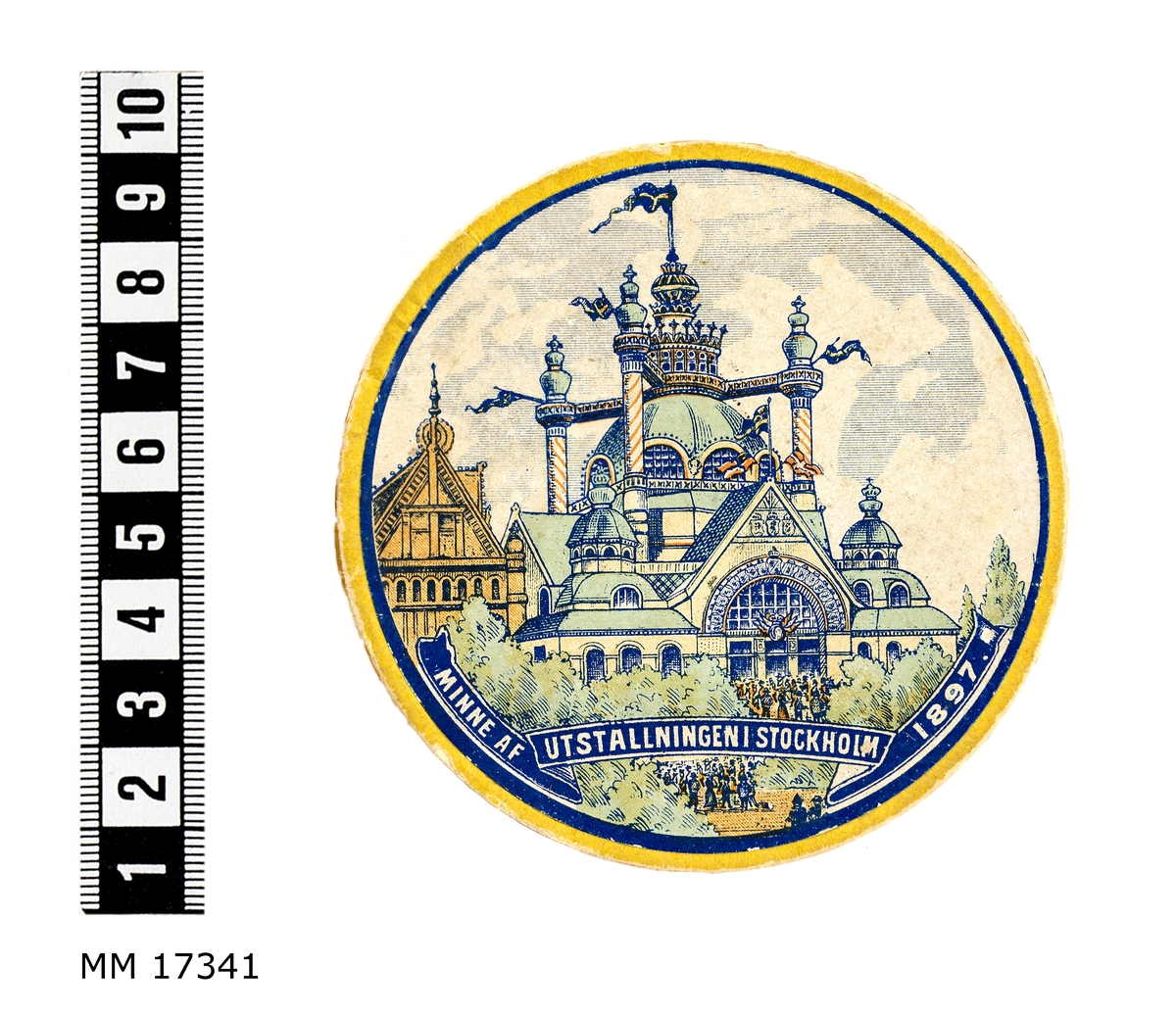 Rund ask av papp. Framsida tryck i gult, grönt och blått med banderoll med text: "minne af utställningen i Stockholm 1897" samt teckning föreställande Industrihallen, ritad av Ferdinand Boberg. Askens kanter är i blått och gult. Baksidan vit med fabriksmärke i form av jordglob samt "Lithografiska aktiebolagets i Norrköping Ångkartongfabrik" samt handskriven text. Inuti asken liggen en rund stearinplatta i form av en medlajong. Framsidan visar huvudbild av Oscar II samt text runt kant "Brödrafolkens väl 1872-1897". Frånsidan visar en ljusstake med ljus samt text runt kant "Liljeholmens stearinfabriks montre 1897". Litteratur: Bonniers konversationslexikon 1946, band XII, spalt 1328.