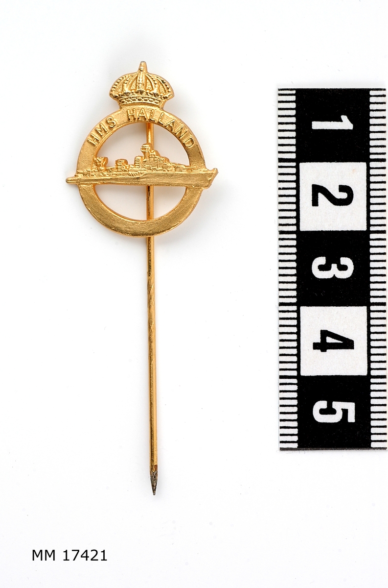 Nål av guldmetall försedd med emblem bestående av krönt ring, med text överst: " HMS Halland ". Tvärs över ringen är en silhuettbild av jagaren. På baksidan märkt " Sporrong ".