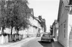 Bryggaregatan sedd från Strandgatan. Till vänster Kv Barken, till höger Kv Fregatten.