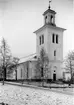 Hässjö kyrka. Vitputsad stenkyrka med torn i väster, rektangulärt långhus och sakristia i öster. Byggmästare Simon Geting Vid 1905 års restaurering dekormålning på väggar och tak. Altaruppsats från 1825 av Jonas Edler från Brunflo. Predikstol från 1734. 1905 ny bänkinredning. Forslunds foto, Köpmangatan 15, Härnösand