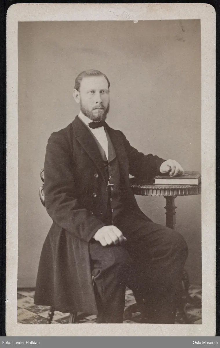 portrett, mann, sittende knefigur, bord