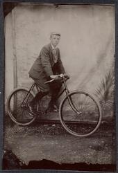 Ferdinand Elster på sykkel.