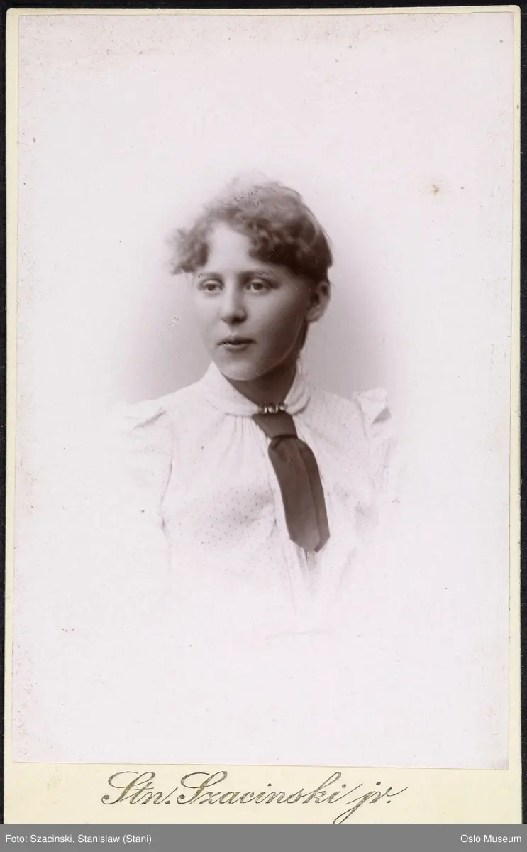 portrett, kvinne, vignettert brystbilde