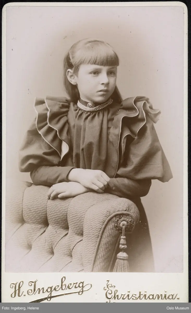 portrett, jente, stol, stående knefigur