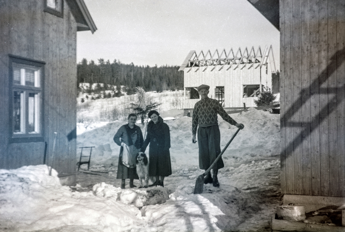 Ringsaker, Moelv, Vikset i Evjuvegen 56, Kristian Pettersen, Korgerstuvika, i bakgrunnen bygges Evjuvegen 19,