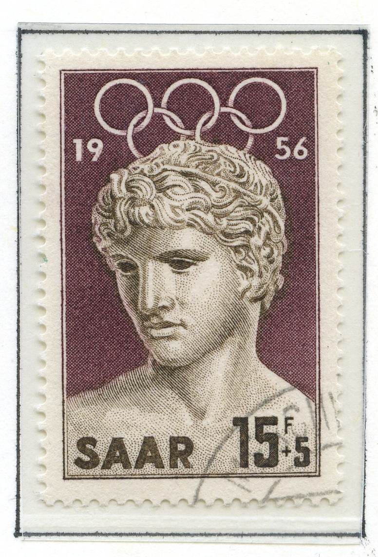 Syv frimerker med motiver fra de klassiske greske olympiske leker montert på albumark i størrelse A4. De første fire frimerkene viser øvelser fra de klassiske lekene med ol-ringene i forgrunnen, og ulik bakgrunnsfarge. Disse er utgitt i Tyskland, i fbm med sommer-OL i Roma 1960. Et frimerke utgitt i Paraguy i 1980 viser hodet til Satyros (gresk arkitekt fra antikken) plassert på et ark som viser ruinene etter Olympiastadion. De to siste frimerkene viser en gresk atlet fra antikken med de olympiske ringer over. Frimerkene er utgitt i Saarområdet (på gensen mellom Tyskland og Frankrike), som hadde sin egen olympiske komité i årene etter første og andre verdenskrig.