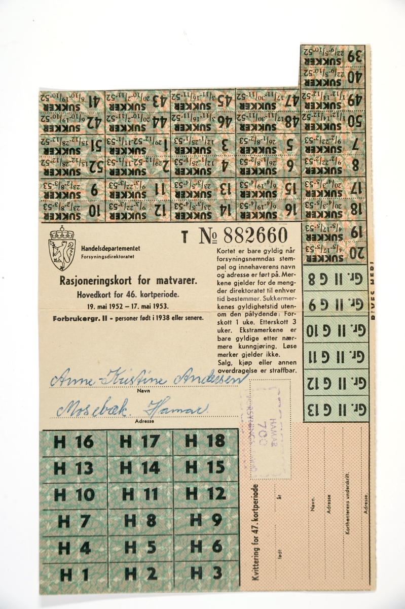 6 rasjoneringskort fra 1952/1953. De er alle laget av tynn papp og de varierer i størrelse. Det er påtrykt informasjon om hvilket departement som har utstedt dem, hvile varer det gjelder og hvilke forbrukergrupper det gjelder. For detaljer se "Påført tekst/merker". På kortene er det merker som kan klippes av og brukes. De fleste er merket med koder, eksempelvis "Gr.II G13", "H 3", "M 40" og så videre. Det er brukt av alle kortene ( i varierende grad). 
01: Skotøykort for voksne
02: Matvarer (blant annet sukker)
03: Ekstrakort
04: Ekstrakort (kaffe)
05: Ekstrakort (kakao, kokesjokolade)
06: Ekstrakort (tekstilvarer og skotøy m.v. Piker 14-18 år)