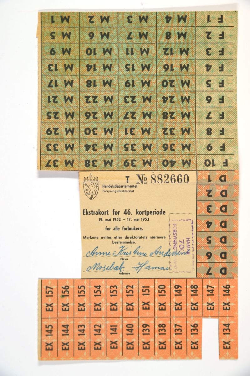 6 rasjoneringskort fra 1952/1953. De er alle laget av tynn papp og de varierer i størrelse. Det er påtrykt informasjon om hvilket departement som har utstedt dem, hvile varer det gjelder og hvilke forbrukergrupper det gjelder. For detaljer se "Påført tekst/merker". På kortene er det merker som kan klippes av og brukes. De fleste er merket med koder, eksempelvis "Gr.II G13", "H 3", "M 40" og så videre. Det er brukt av alle kortene ( i varierende grad). 
01: Skotøykort for voksne
02: Matvarer (blant annet sukker)
03: Ekstrakort
04: Ekstrakort (kaffe)
05: Ekstrakort (kakao, kokesjokolade)
06: Ekstrakort (tekstilvarer og skotøy m.v. Piker 14-18 år)