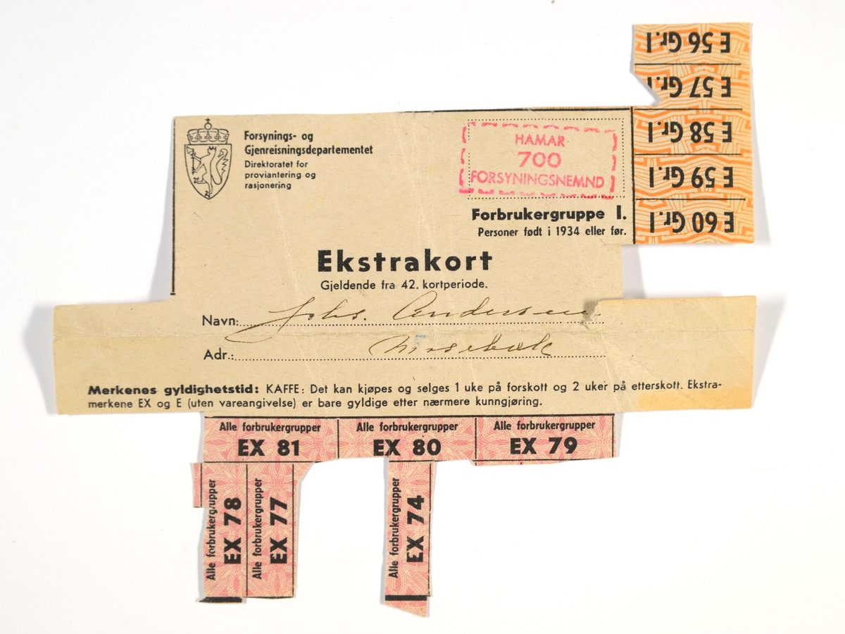 6 rasjoneringskort fra 1952/1953. De er alle laget av tynn papp og de varierer i størrelse. Det er påtrykt informasjon om hvilket departement som har utstedt dem, hvile varer det gjelder og hvilke forbrukergrupper det gjelder. For detaljer se "Påført tekst/merker". På kortene er det merker som kan klippes av og brukes. De fleste er merket med koder, eksempelvis "Gr.II G13", "H 3", "M 40" og så videre. Det er brukt av alle kortene ( i varierende grad). 
01: Skotøykort for voksne
02: Matvarer (blant annet sukker)
03: Ekstrakort
04: Ekstrakort (kaffe)
05: Ekstrakort (kakao, kokesjokolade)
06: Ekstrakort (tekstilvarer og skotøy m.v. Piker 14-18 år)