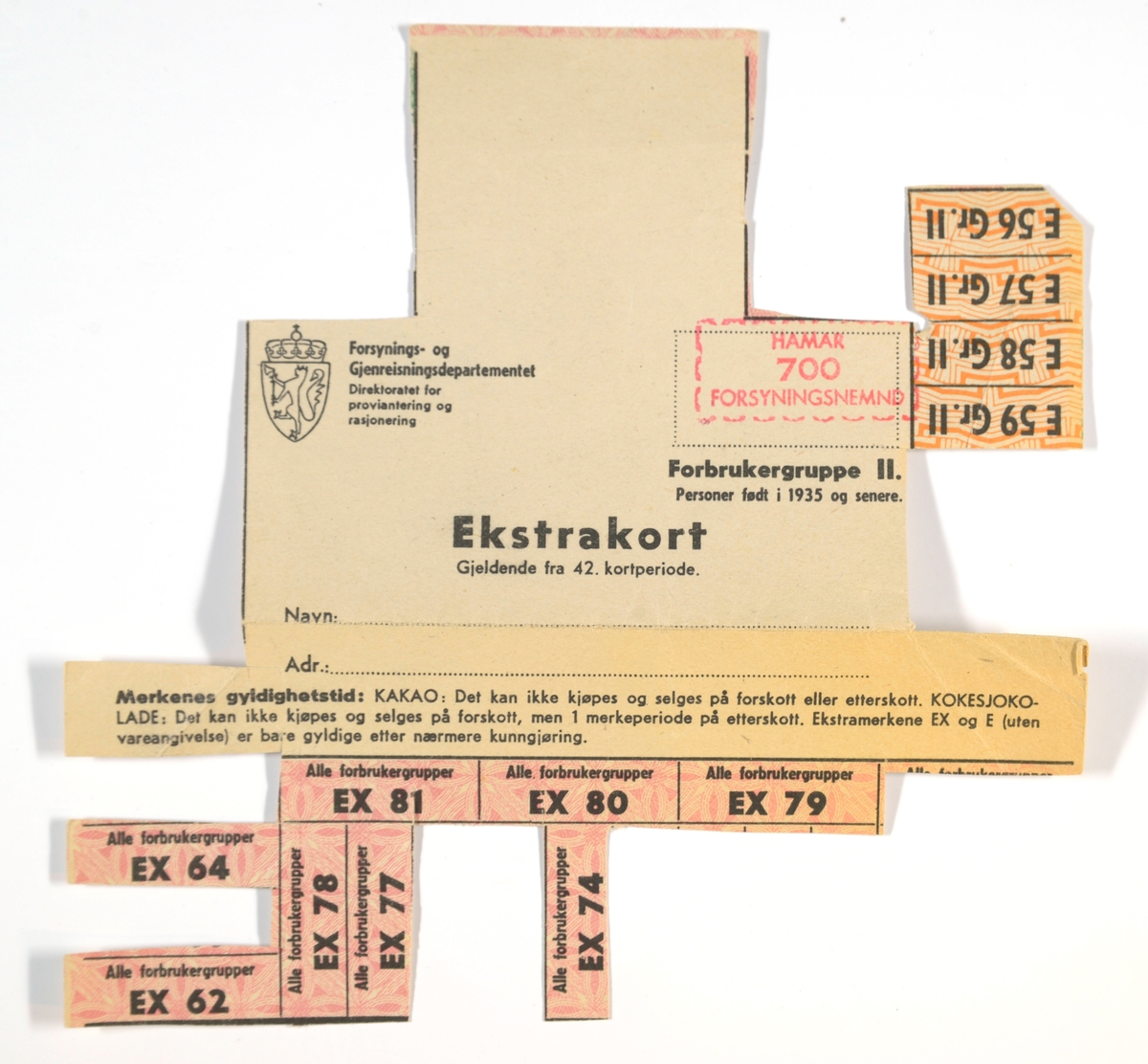 6 rasjoneringskort fra 1952/1953. De er alle laget av tynn papp og de varierer i størrelse. Det er påtrykt informasjon om hvilket departement som har utstedt dem, hvile varer det gjelder og hvilke forbrukergrupper det gjelder. For detaljer se "Påført tekst/merker". På kortene er det merker som kan klippes av og brukes. De fleste er merket med koder, eksempelvis "Gr.II G13", "H 3", "M 40" og så videre. Det er brukt av alle kortene ( i varierende grad). 
01: Skotøykort for voksne
02: Matvarer (blant annet sukker)
03: Ekstrakort
04: Ekstrakort (kaffe)
05: Ekstrakort (kakao, kokesjokolade)
06: Ekstrakort (tekstilvarer og skotøy m.v. Piker 14-18 år)