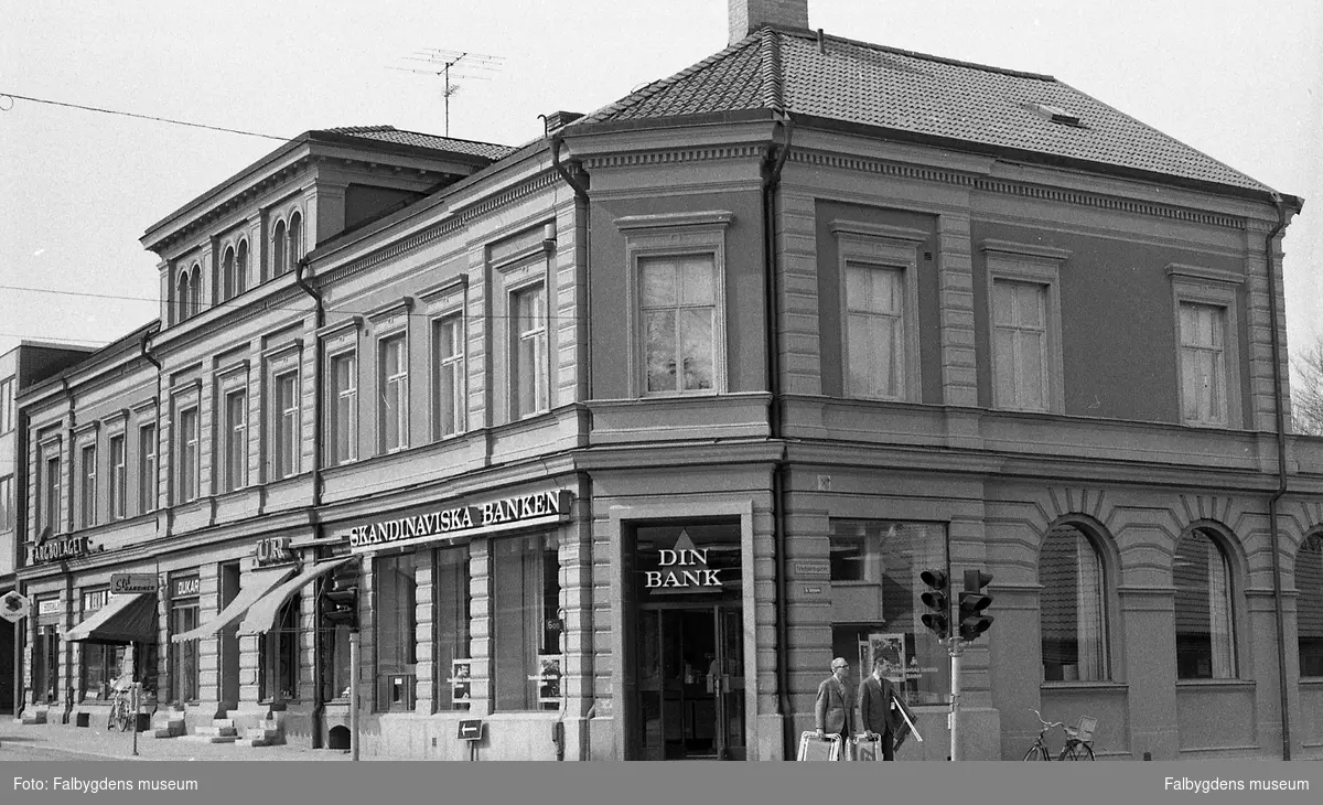 Byggnadsinventering 1972. Gästgivaren 8, hörnan S:t Olofsgatan / Trädgårdsgatan. SE-banken m.m.