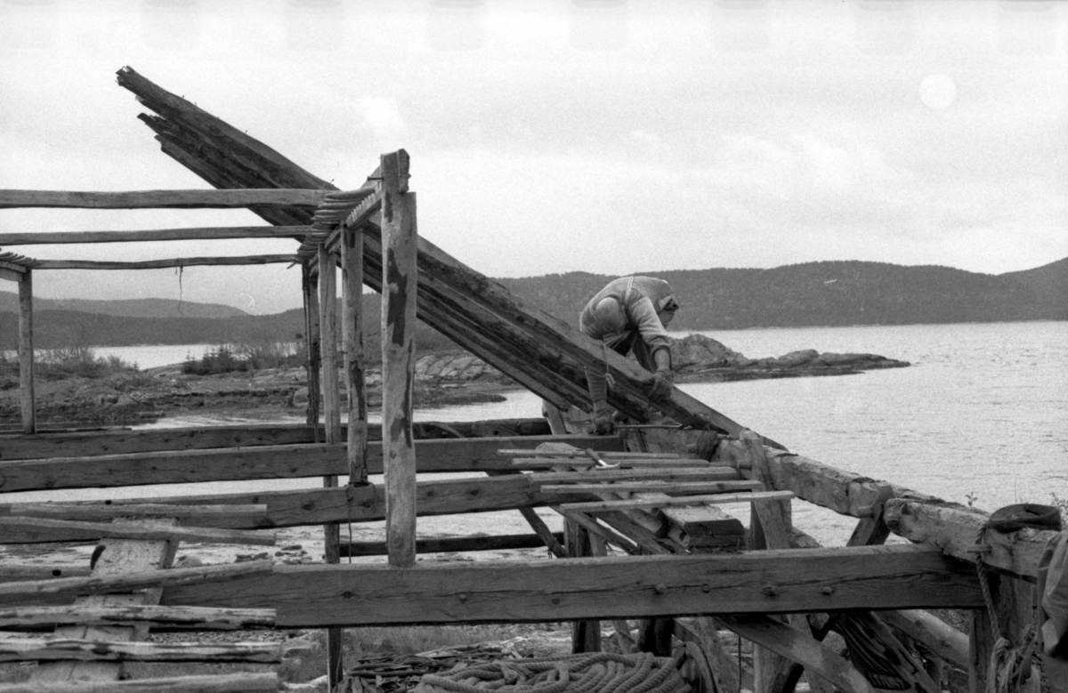 Dokumentasjonsbilder i serie fra nedtakinga av åttringnaustet fra Holmeset, Grytestranda.