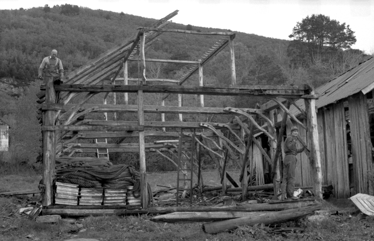 Dokumentasjonsbilder i serie fra nedtakinga av åttringnaustet fra Holmeset, Grytestranda.