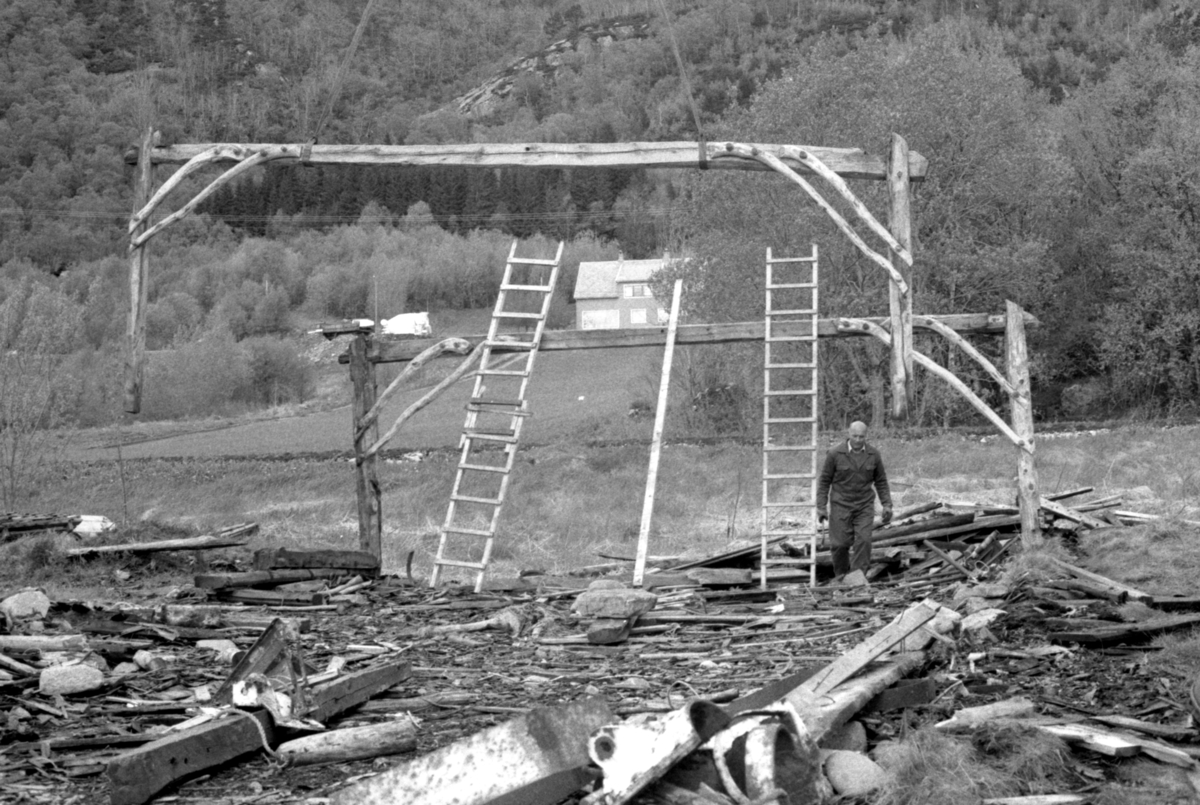 Dokumentasjonsbilder i serie fra nedtakinga av åttringnaustet fra Holmeset, Grytestranda.