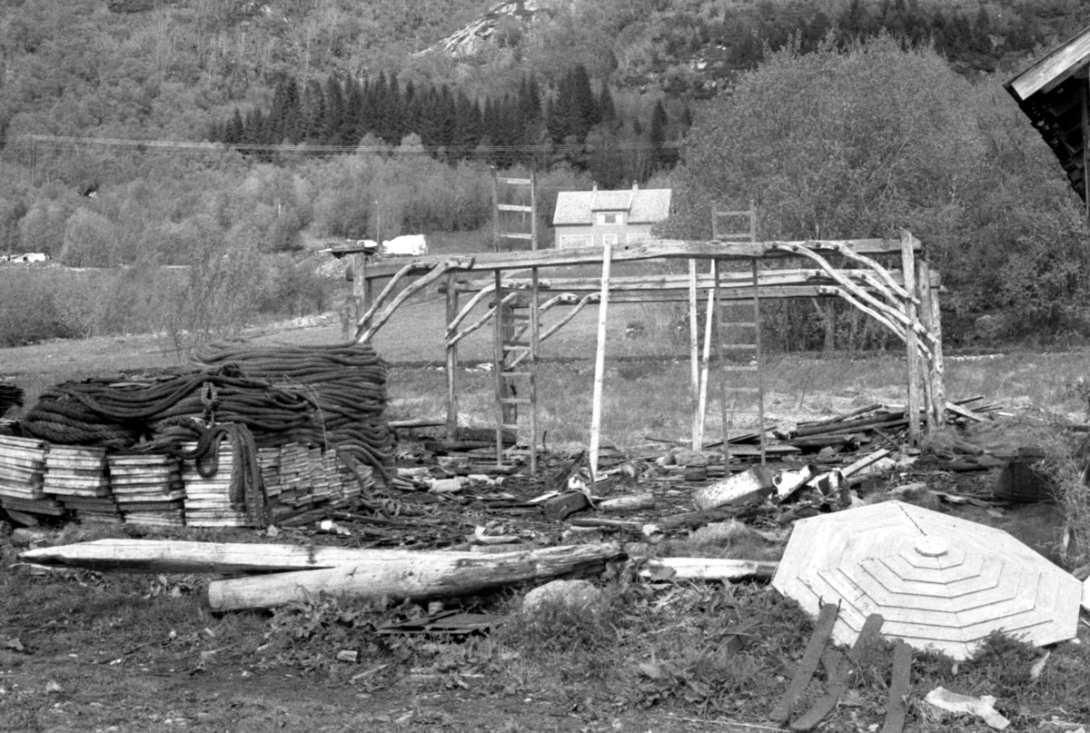 Dokumentasjonsbilder i serie fra nedtakinga av åttringnaustet fra Holmeset, Grytestranda.
