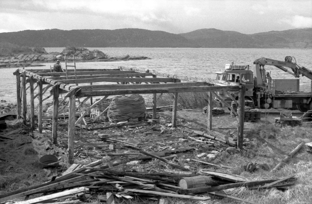 Dokumentasjonsbilder i serie fra nedtakinga av åttringnaustet fra Holmeset, Grytestranda.