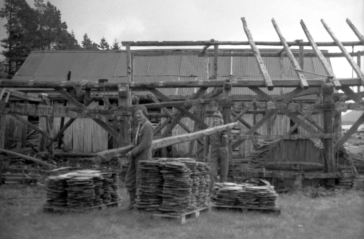 Dokumentasjonsbilder i serie fra nedtakinga av åttringnaustet fra Holmeset, Grytestranda.