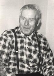 Portrett av smed John Skåre.

Han kom fra Salangen i Troms. 