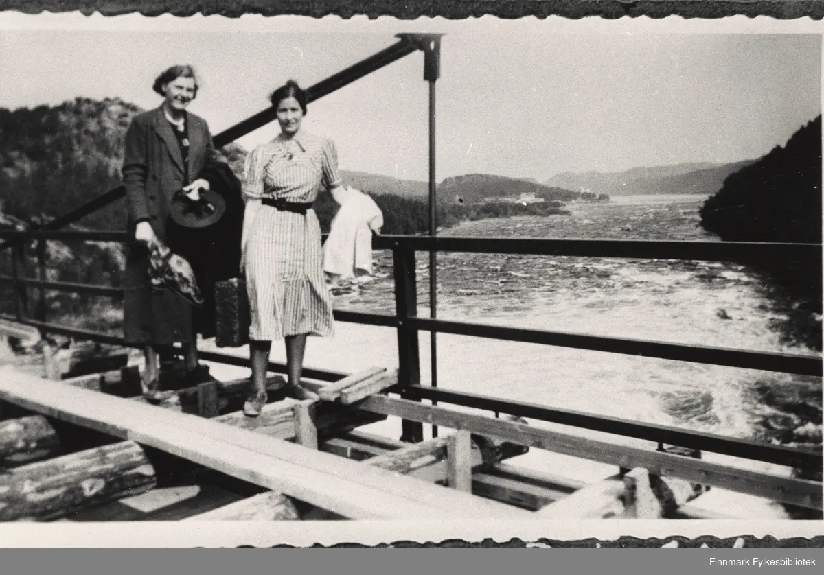 Brua over Skoltefossen ved Boris Gleb under montering sommeren 1939. Damene på brua fra venstre Astrid Johansen og Sofie Saugestad.