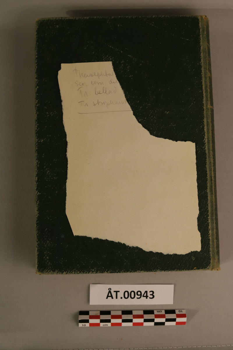 Mørkegrøn bok med gulldetaljer: Den norske farmakopø 1913 (Pharmacopoea Norvegica ed.IV.). Utgit paa offentlig foranstaltning. Kristiania, forlagt av H.Aschehoug & Vo (W.Nygaard) 1913.