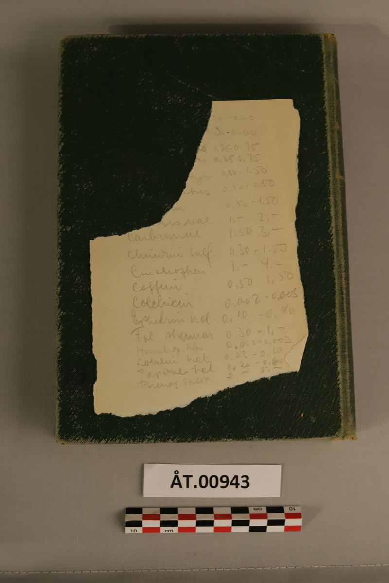 Mørkegrøn bok med gulldetaljer: Den norske farmakopø 1913 (Pharmacopoea Norvegica ed.IV.). Utgit paa offentlig foranstaltning. Kristiania, forlagt av H.Aschehoug & Vo (W.Nygaard) 1913.