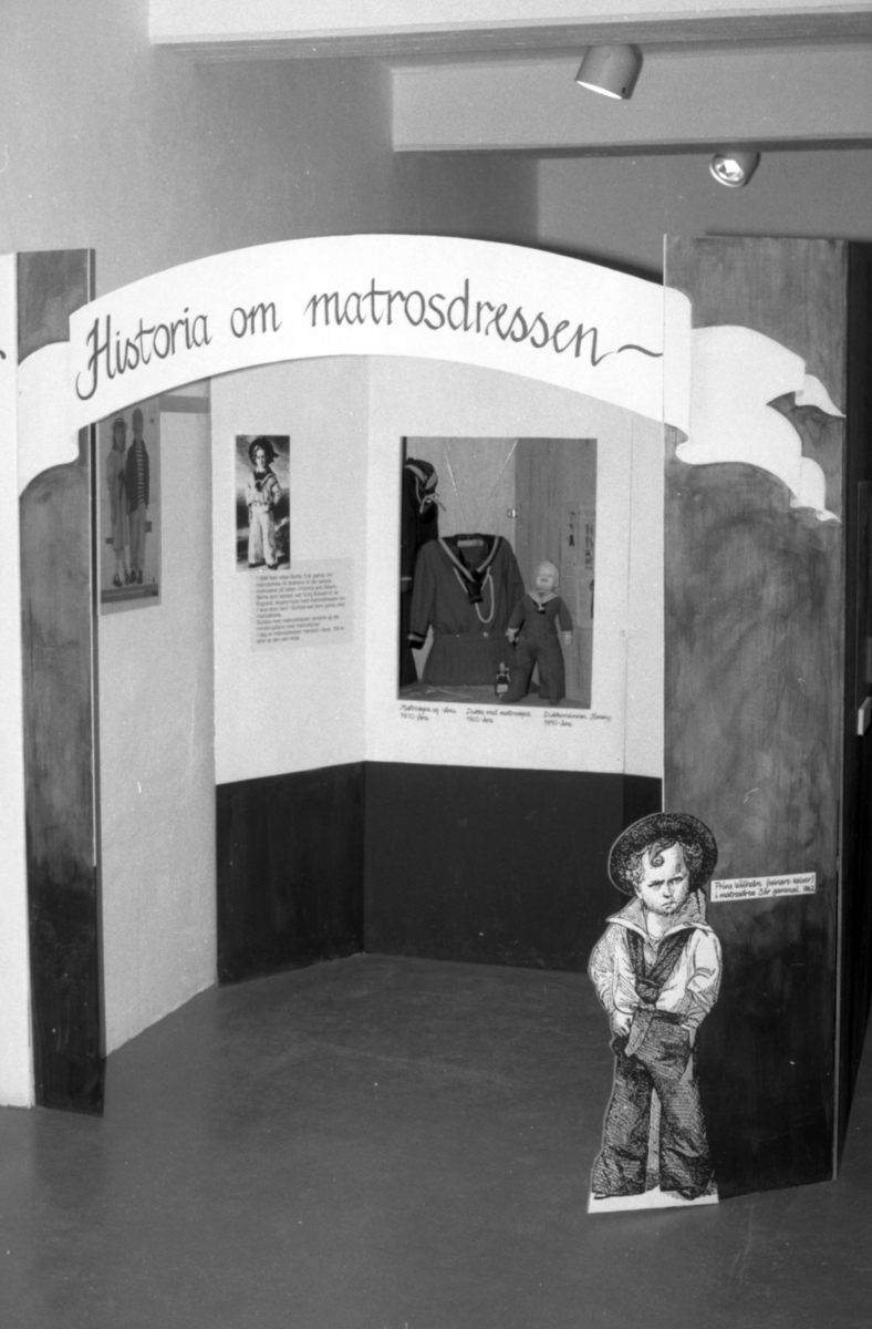 Dokumentasjonsbilder i serie fra barneutstillinga på Sunnmøre Museum i 1989.