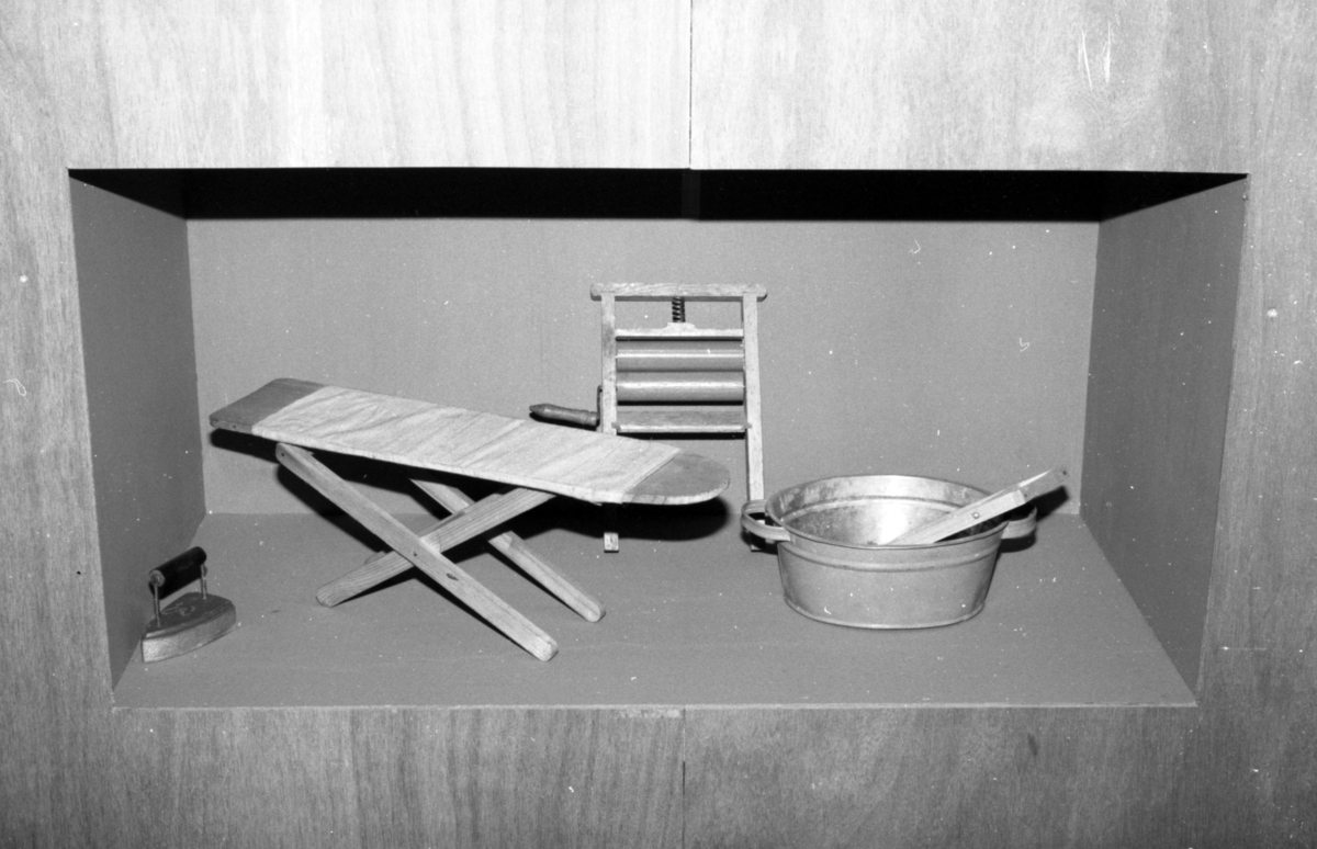 Dokumentasjonsbilder i serie fra barneutstillinga på Sunnmøre Museum i 1989.