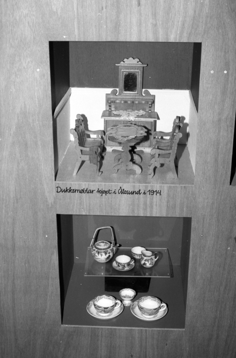 Dokumentasjonsbilder i serie fra barneutstillinga på Sunnmøre Museum i 1989.