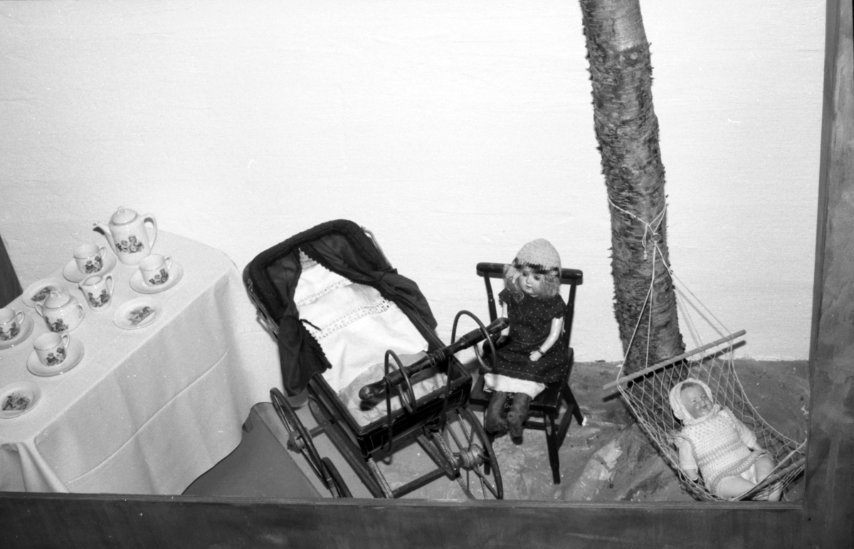 Dokumentasjonsbilder i serie fra barneutstillinga på Sunnmøre Museum i 1989.