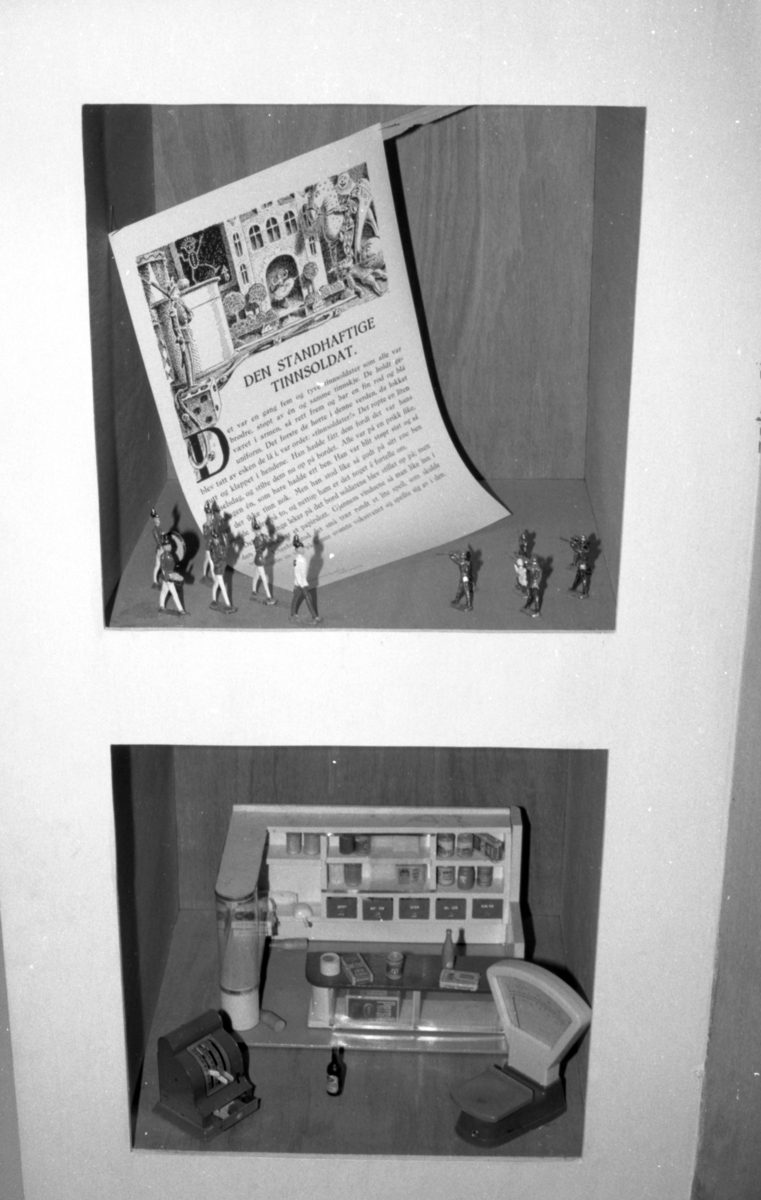 Dokumentasjonsbilder i serie fra barneutstillinga på Sunnmøre Museum i 1989.