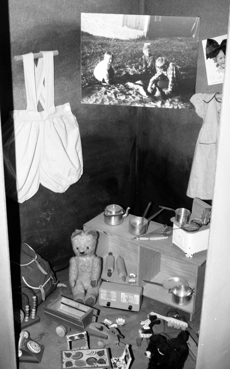 Dokumentasjonsbilder i serie fra barneutstillinga på Sunnmøre Museum i 1989.