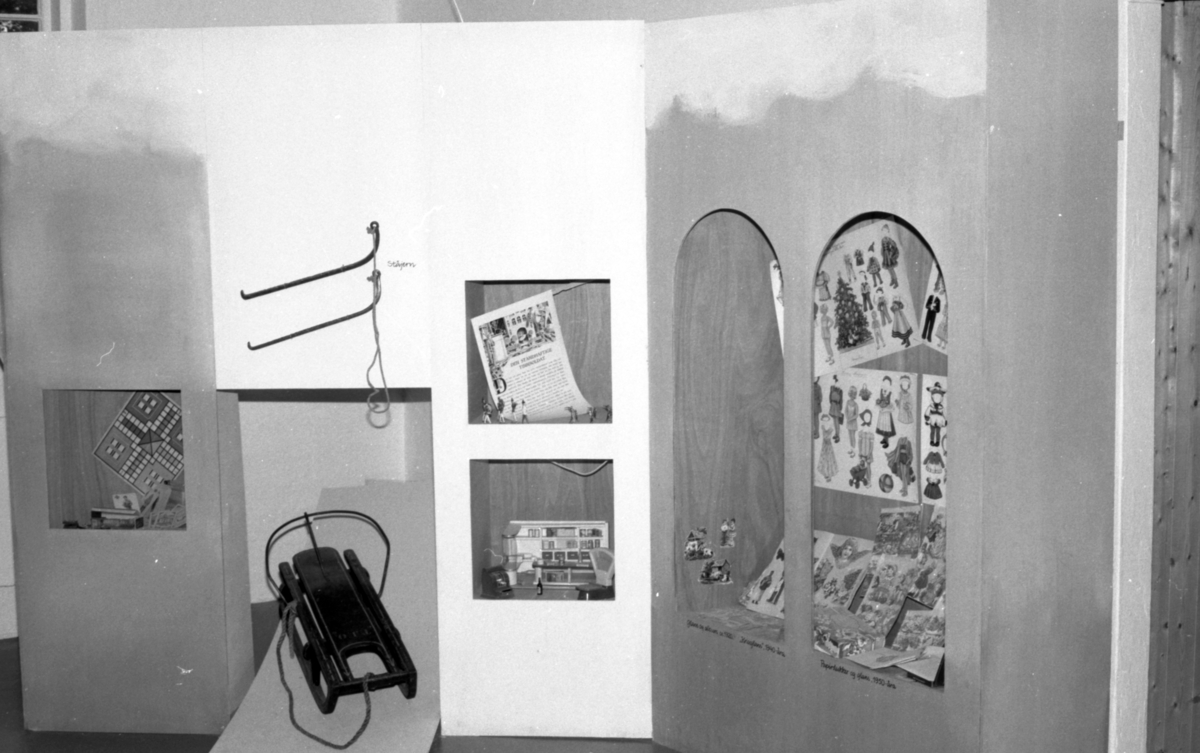 Dokumentasjonsbilder i serie fra barneutstillinga på Sunnmøre Museum i 1989.