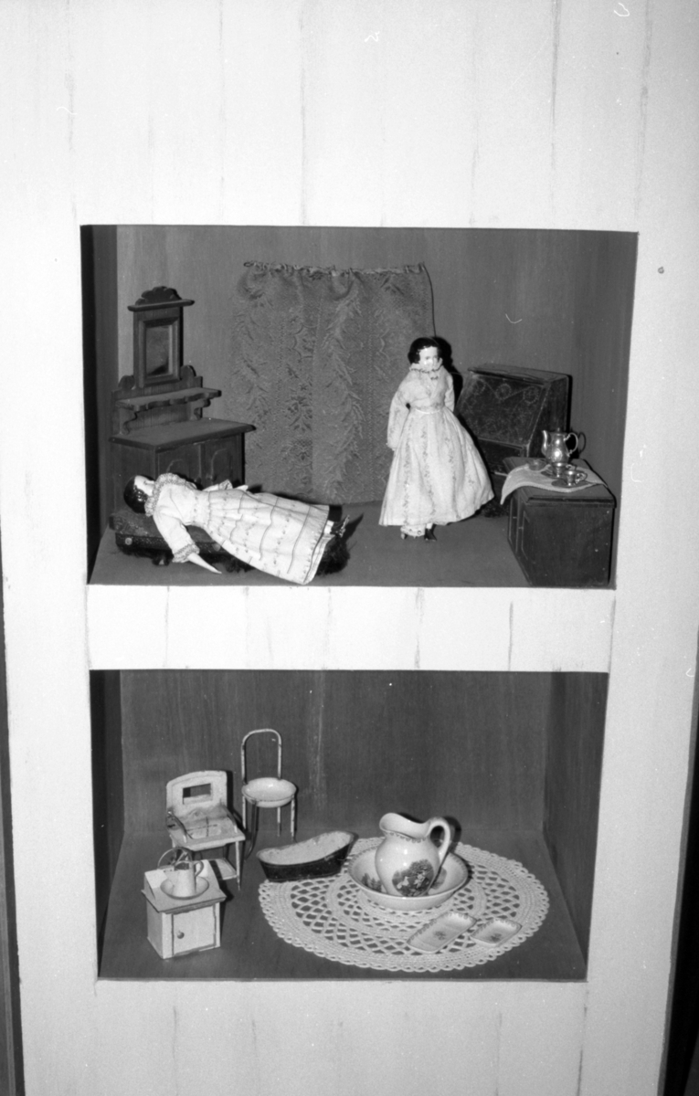Dokumentasjonsbilder i serie fra barneutstillinga på Sunnmøre Museum i 1989.