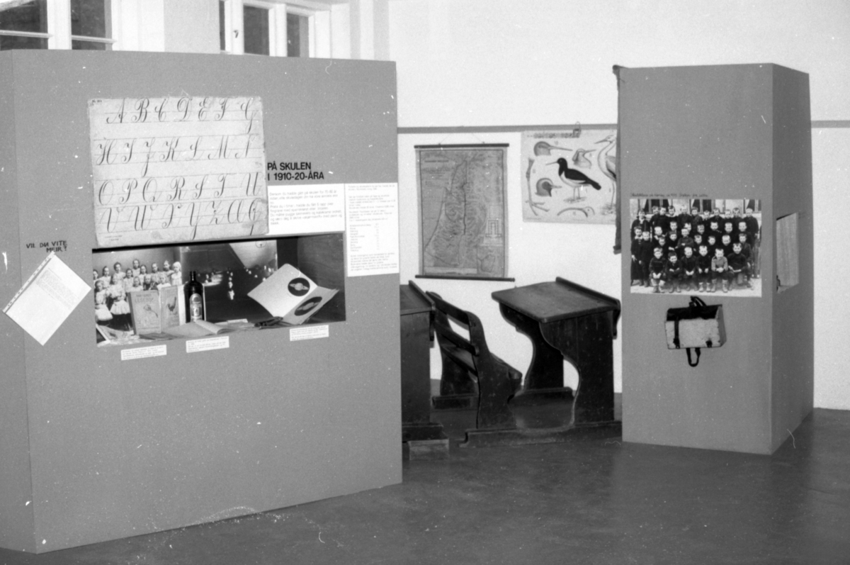 Dokumentasjonsbilder i serie fra barneutstillinga på Sunnmøre Museum i 1989.