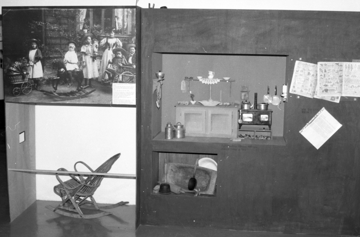 Dokumentasjonsbilder i serie fra barneutstillinga på Sunnmøre Museum i 1989.