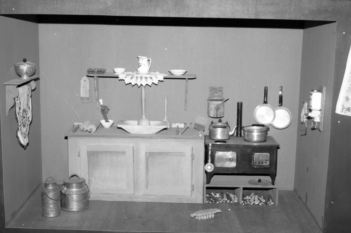 Dokumentasjonsbilder i serie fra barneutstillinga på Sunnmøre Museum i 1989.