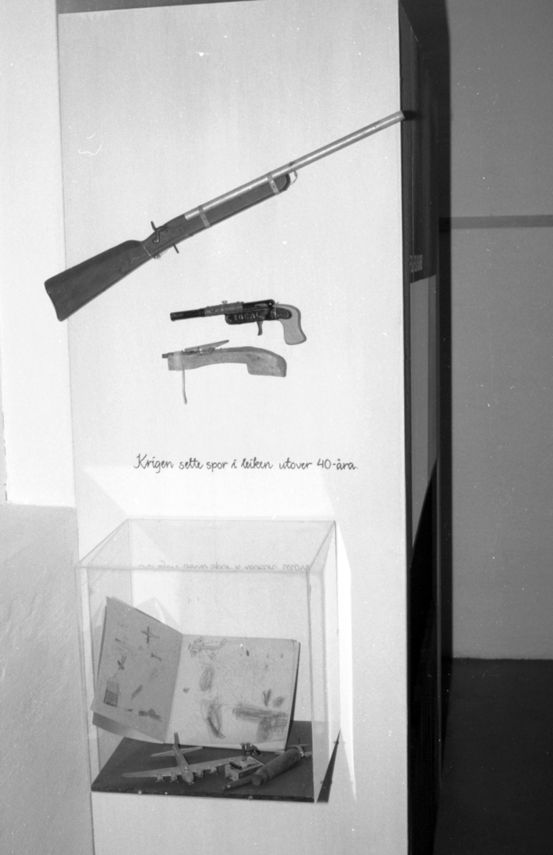 Dokumentasjonsbilder i serie fra barneutstillinga på Sunnmøre Museum i 1989.