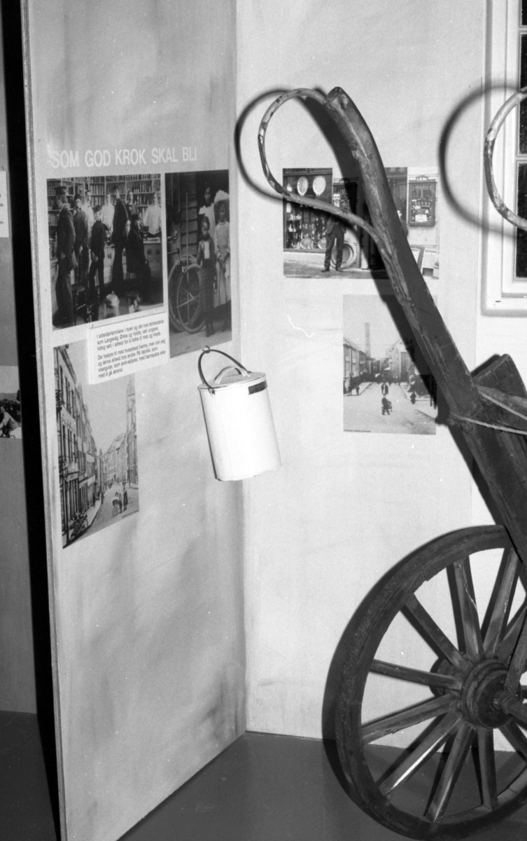 Dokumentasjonsbilder i serie fra barneutstillinga på Sunnmøre Museum i 1989.