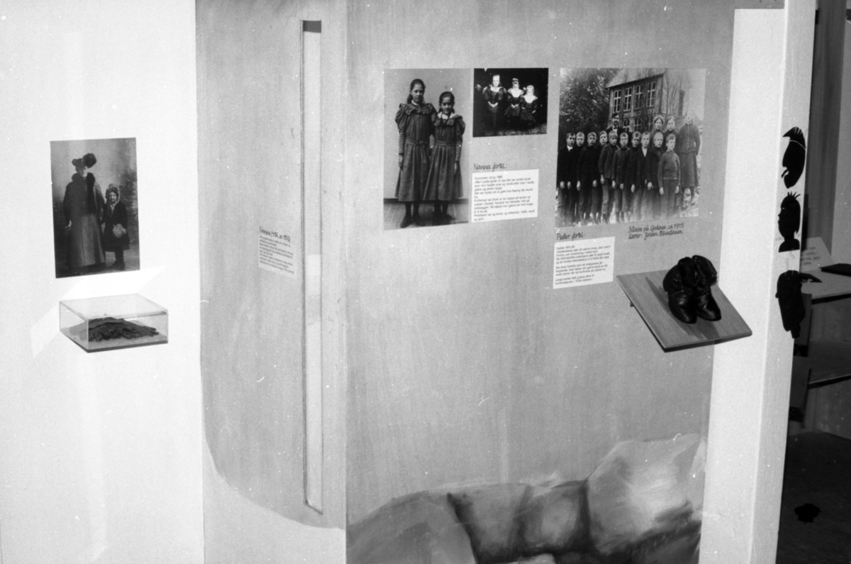 Dokumentasjonsbilder i serie fra barneutstillinga på Sunnmøre Museum i 1989.