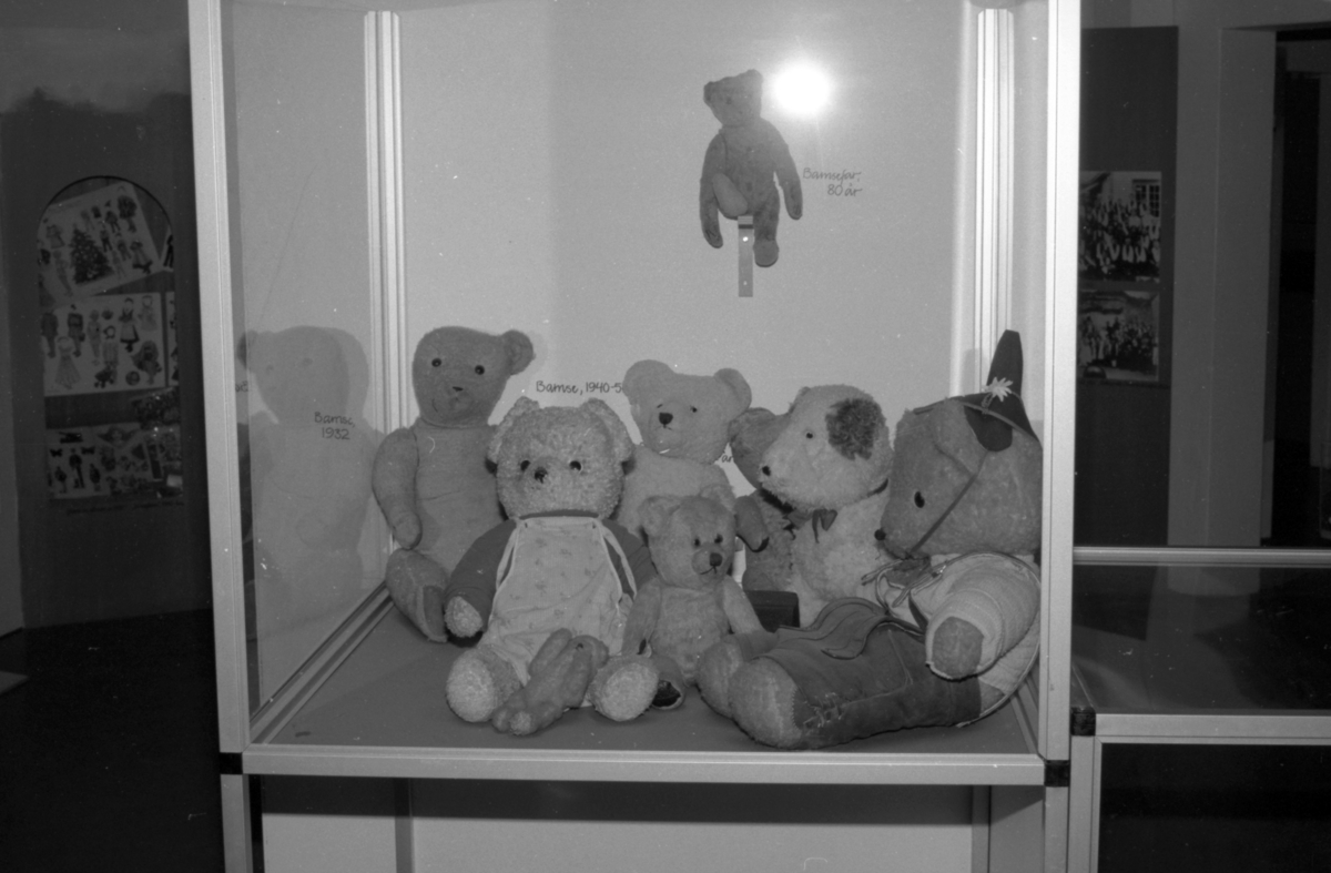 Dokumentasjonsbilder i serie fra barneutstillinga på Sunnmøre Museum i 1989.