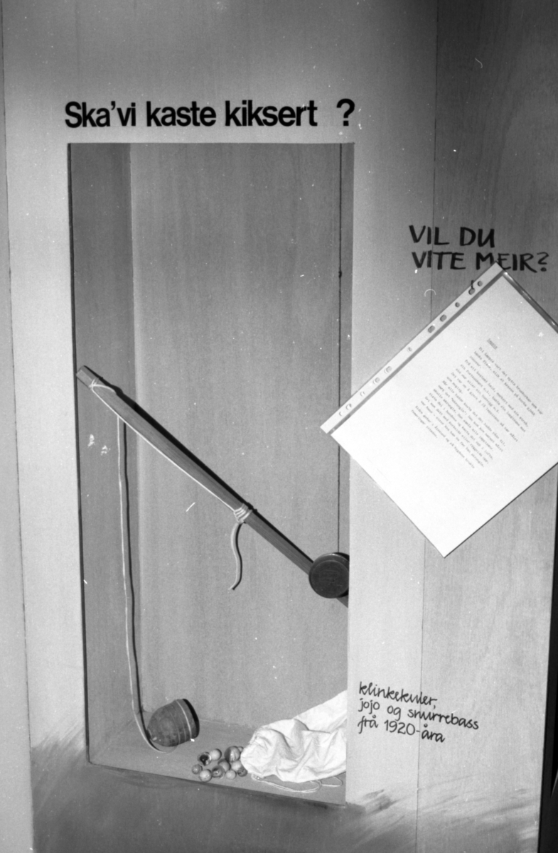 Dokumentasjonsbilder i serie fra barneutstillinga på Sunnmøre Museum i 1989.