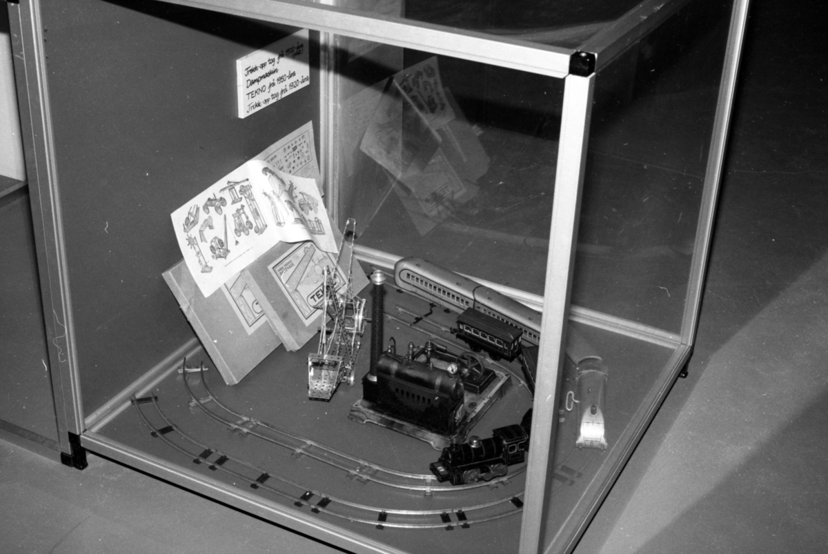 Dokumentasjonsbilder i serie fra barneutstillinga på Sunnmøre Museum i 1989.