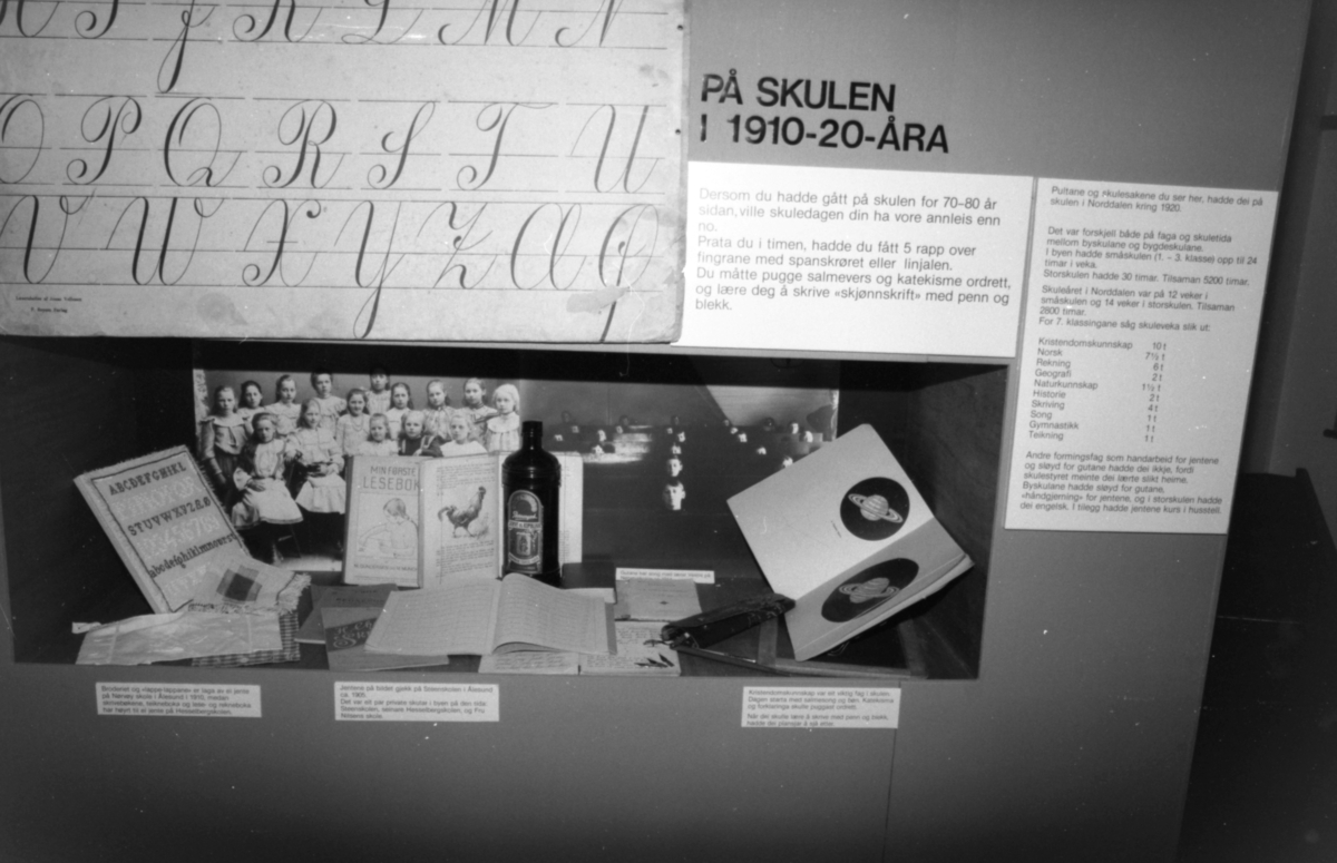 Dokumentasjonsbilder i serie fra barneutstillinga på Sunnmøre Museum i 1989.