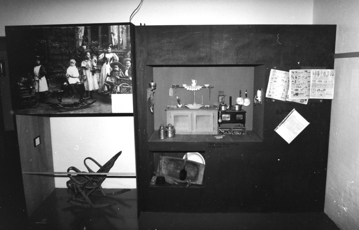 Dokumentasjonsbilder i serie fra barneutstillinga på Sunnmøre Museum i 1989.