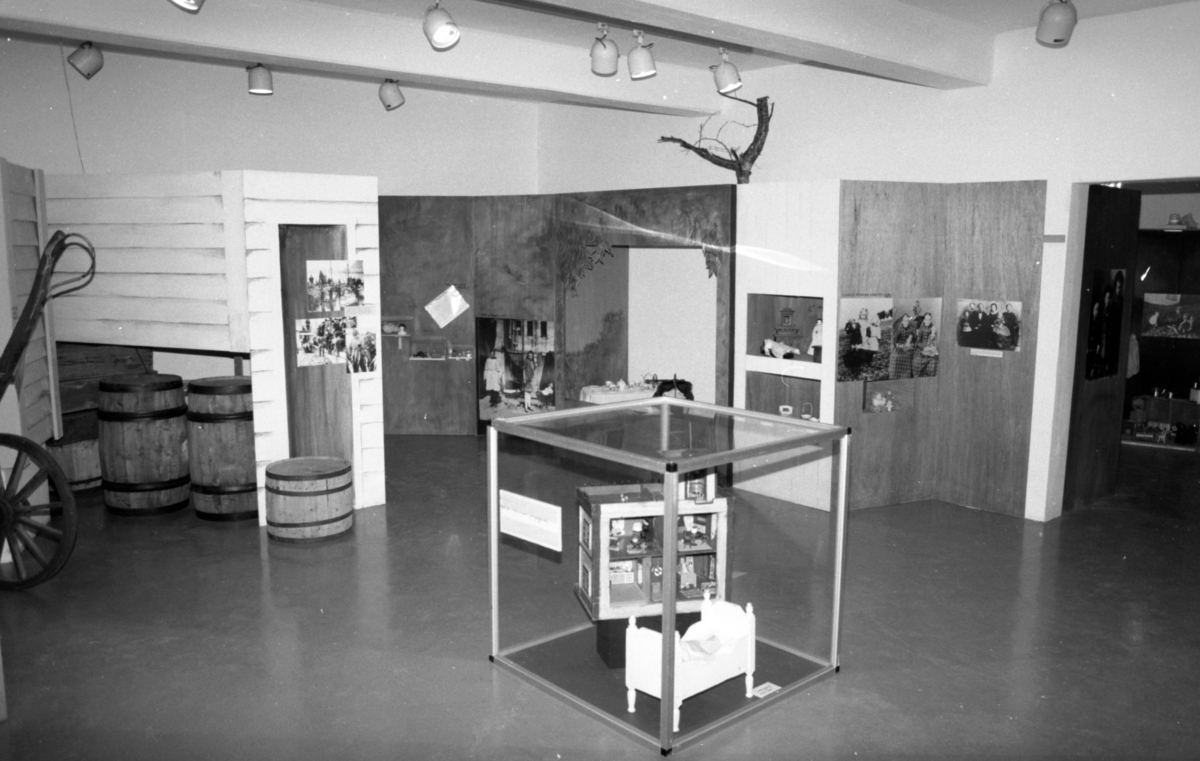 Dokumentasjonsbilder i serie fra barneutstillinga på Sunnmøre Museum i 1989.